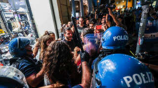 This photo obtained from Italian news agency Ansa shows clashes between protesters and police within a rally of Italian election frontrunner Giorgia Meloni on September 20, 2022 in Palermo, Sicily. - Clashes have broken out between police and protesters near a rally by Italian election frontrunner Giorgia Meloni, police said, after she complained about the lack of law and order at her events. (Photo by Igor PETYX / ANSA / AFP) / Italy OUT
