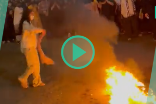 En Iran, ces femmes brûlent leur voile après la mort de Mahsa Amini