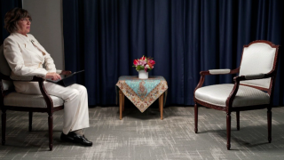 Christiane Amanpour, journaliste pour CNN, face au siège vide laissé par le président iranien Ebrahim Raïssi.