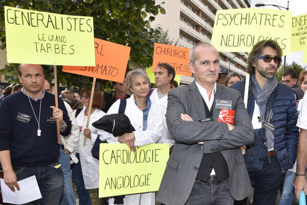 President of UFML association (French Union for a Free Medicine) Jerome Marty (R) attends a demonstration of private and general practitioners protesting against the health bill proposed by French Health Minister Marisol Touraine, next to the Regional healthcare agency in Toulouse, on October 5, 2015. AFP PH OTO / PASCAL PAVANI (Photo by PASCAL PAVANI / AFP)