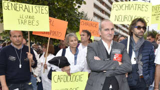President of UFML association (French Union for a Free Medicine) Jerome Marty (R) attends a demonstration of private and general practitioners protesting against the health bill proposed by French Health Minister Marisol Touraine, next to the Regional healthcare agency in Toulouse, on October 5, 2015. AFP PH OTO / PASCAL PAVANI (Photo by PASCAL PAVANI / AFP)