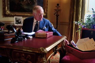 Cette photo officielle de Charles III regorge de clins d’œils à la famille royale