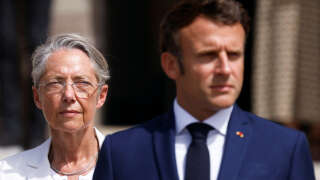 Emmanuel Macron et Élisabeth Borne réunissent ministres et chefs de la majorité la semaine prochaine pour un énième tour de table sur la réforme des retraites. (photo d’illustration prise le 18 juin 2022)