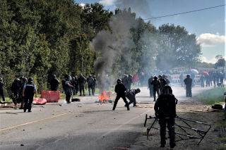 Près de Rennes, incidents entre police et manifestants avant un meeting de Bardella