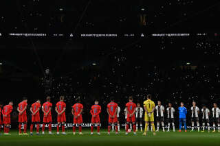 Players and fans observe a minute's silence in tribute to the late Queen Elizabeth II, ahead of the UEFA Nations League group A3 football match between England and Germany at Wembley stadium in north London on September 26, 2022. (Photo by Glyn KIRK / AFP) / NOT FOR MARKETING OR ADVERTISING USE / RESTRICTED TO EDITORIAL USE