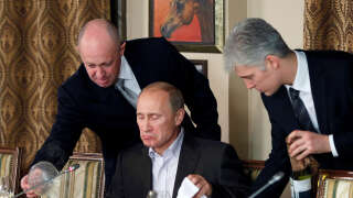 Photo d'archives d'Evgeny Prigozhin (à gauche) assistant Vladimir Poutine lors d'un dîner dans un restaurant russe, le 11 novembre 2011.
