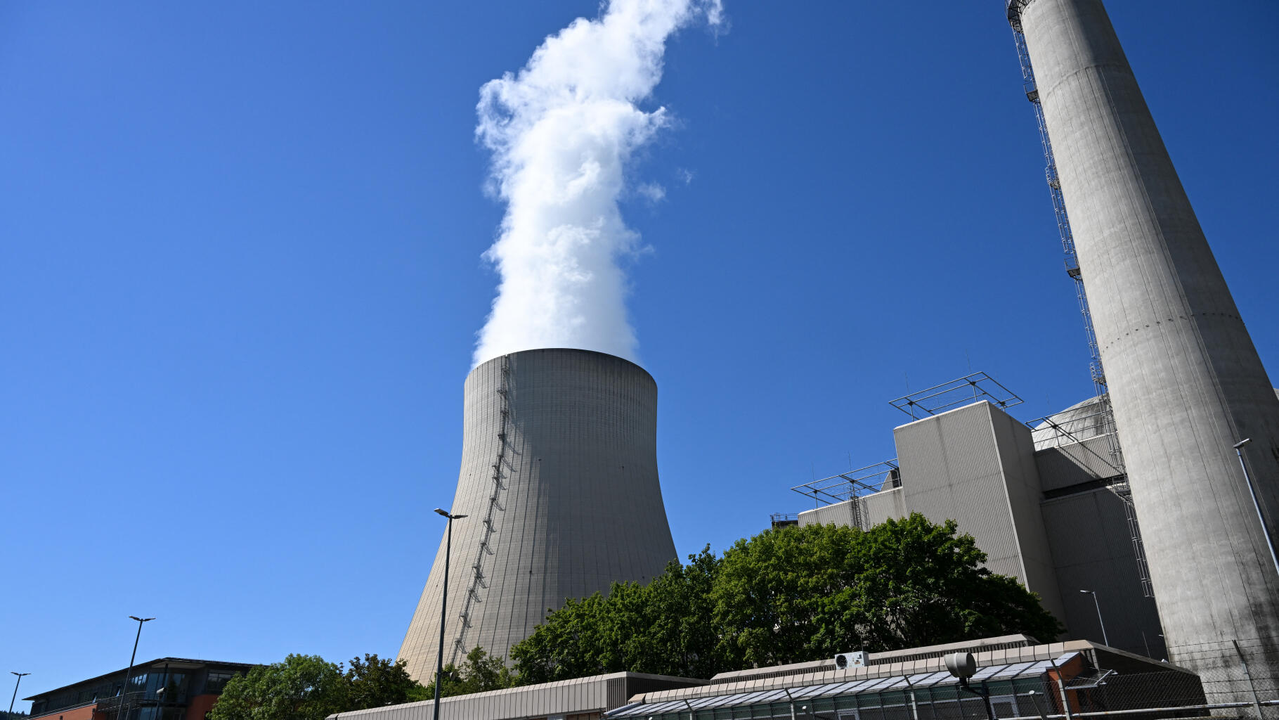 L'Allemagne va prolonger deux centrales nucléaires et pointe la France du doigt - Le HuffPost