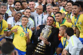 Le président brésilien Jair Bolsonaro, ici photographié au côté de Richarlison, Daniel Alves ou Gabriel Jesus notamment à l’occasion du sacre du Brésil à la Copa America 2019, bénéficie du soutien de nomnbreux footballeurs.