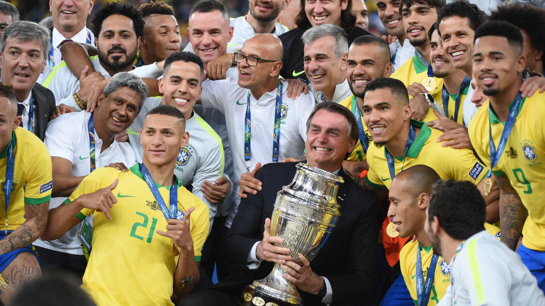 Pourquoi Neymar et beaucoup de stars du foot soutiennent Bolsonaro au Brésil