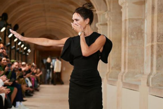 « Submergée d’émotions », Victoria Beckham a donné son premier défilé à la Fashion Week de Paris