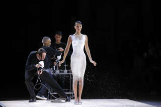 Bella Hadid se fait « peindre » une robe en live lors de ce défilé de la Fashion week