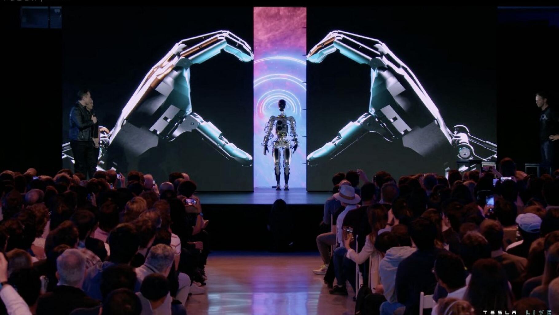 Elon Musk et Tesla dévoilent Optimus, un robot humanoïde qui « transformera la civilisation »