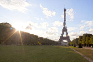 Face à la gronde citoyenne et politique, la mairie de Paris a finalement reculé et renoncé à son projet de construction au pied de la tour Eiffel (image d’illustration).
