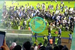 Le bilan de la bousculade dans un stade de foot en Indonésie révisé à 125 morts