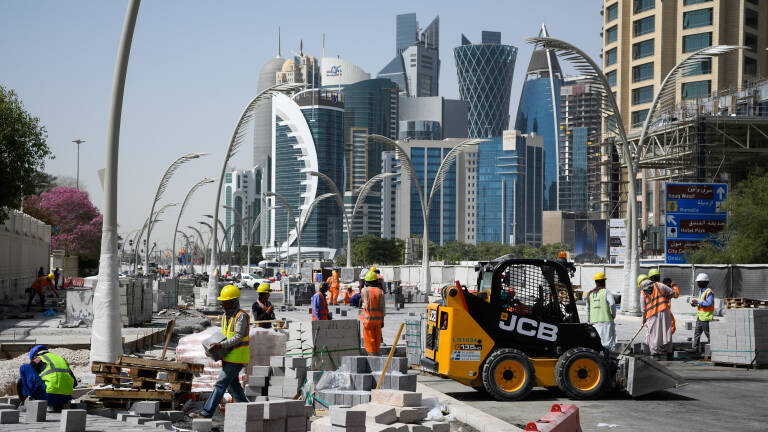 Depuis des mois, le chiffre de 6.500 décès sur les chantiers de la Coupe du monde au Qatar est martelé. Mais il est difficile à confirmer (photo d’illustration prise à Doha en mars 2022).