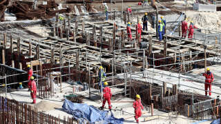 Au Qatar, comme ici sur le chantier du stade Al Bayt, à Doha, des centaines de milliers de travailleurs migrants sont employés. Ils viennent notamment du Pakistan, d’Inde, du Sri Lanka, du Bangladesh et du Népal (photo prise en janvier 2017).