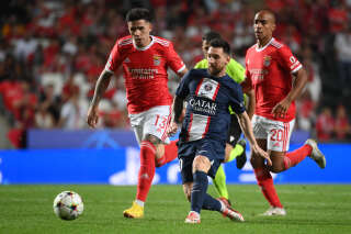 Paris Saint-Germain's Argentine forward Lionel Messi (C) is challenged by Benfica's Argentine midfielder Enzo Fernandez (L) and Benfica's Portuguese midfielder Joao Mario during the UEFA Champions League 1st round day 3 group H football match between SL Benfica and Paris Saint-Germain, at the Luz stadium in Lisbon on October 5, 2022. (Photo by FRANCK FIFE / AFP)