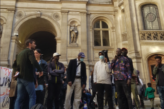 Un collectif de défense des migrants envahit la cour de l’hôtel de Ville de paris