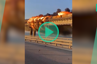 Guerre en Ukraine : le pont de Crimée face à un impressionnant incendie
