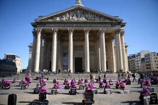 #NousToutes met en scène un cimetière devant le Panthéon pour dénoncer le 101e féminicide de 2022