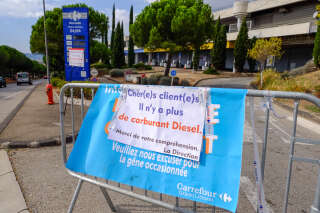 Face à la pénurie de carburants qui s’installe, le gouvernement va interdire le remplissage de jerricans (photo d’illustration prise à Marseille ce 10 octobre).