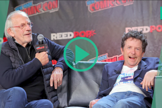 Les retrouvailles émouvantes de Doc et McFly de « Retour vers le futur » au Comic Con de New York