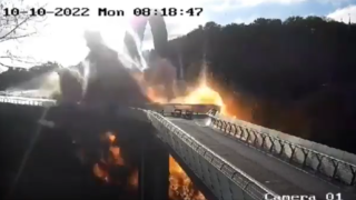 Le pont de Verre de Kiev, frappé ce lundi 10 octobre par un missile d’origine russe.