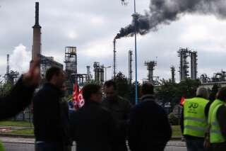 La grève reconduite sur de nombreux sites pétroliers, une première réquisition lancée