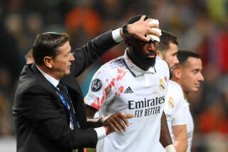 WARSAW, POLAND - OCTOBER 11: Antonio Rudiger of Real Madrid is seen injured after clashing with Anatoliy Trubin of Shakhtar Donetsk (not pictured) during the UEFA Champions League group F match between Shakhtar Donetsk and Real Madrid at Wojska Polskiego Stadium on October 11, 2022 in Warsaw, Poland. (Photo by Adam Nurkiewicz/Getty Images)