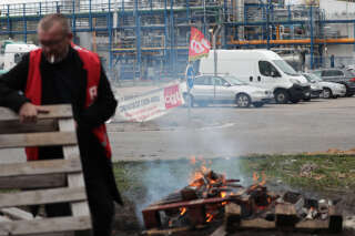 Depuis ce mercredi 12 octobre, le gouvernement a officiellement recours aux réquisitions de personnels pour débloquer le dépôt de carburant de Saint-Jérôme, près du Havre (photo prise le 5 octobre).