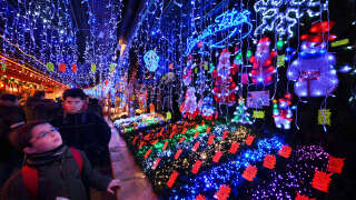 Sur le marché de Noël de Strasbourg, ici en 2008, l’interdiction de vendre certains produits a suscité de nombreuses critiques.