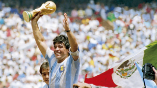 Le ballon de « la main de Dieu » de Maradona vendu plus de 2 millions d’euros à Londres.