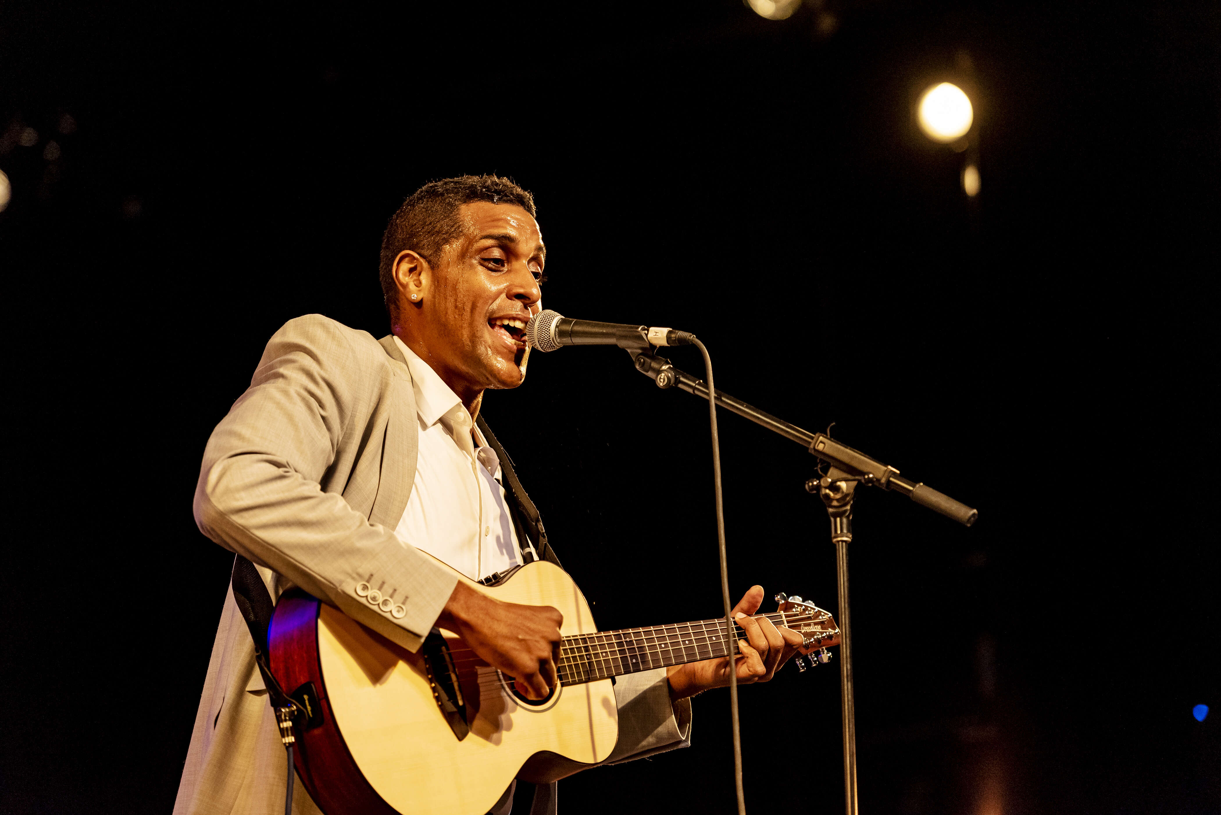 Le chanteur haïtien Michael Benjamin, ou Mikaben, est mort lors d’un concert du groupe Carimi à Bercy, après avoir connu une crise cardiaque (photo d’archive prise lors d’un concert à New York en mai 2019).