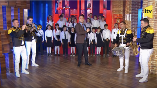 Un présentateur télé azerbaïdjanais chante une chanson « anti-Macron » avec des enfants.