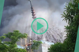 L’effondrement impressionnant du dôme géant d’une mosquée en Indonésie