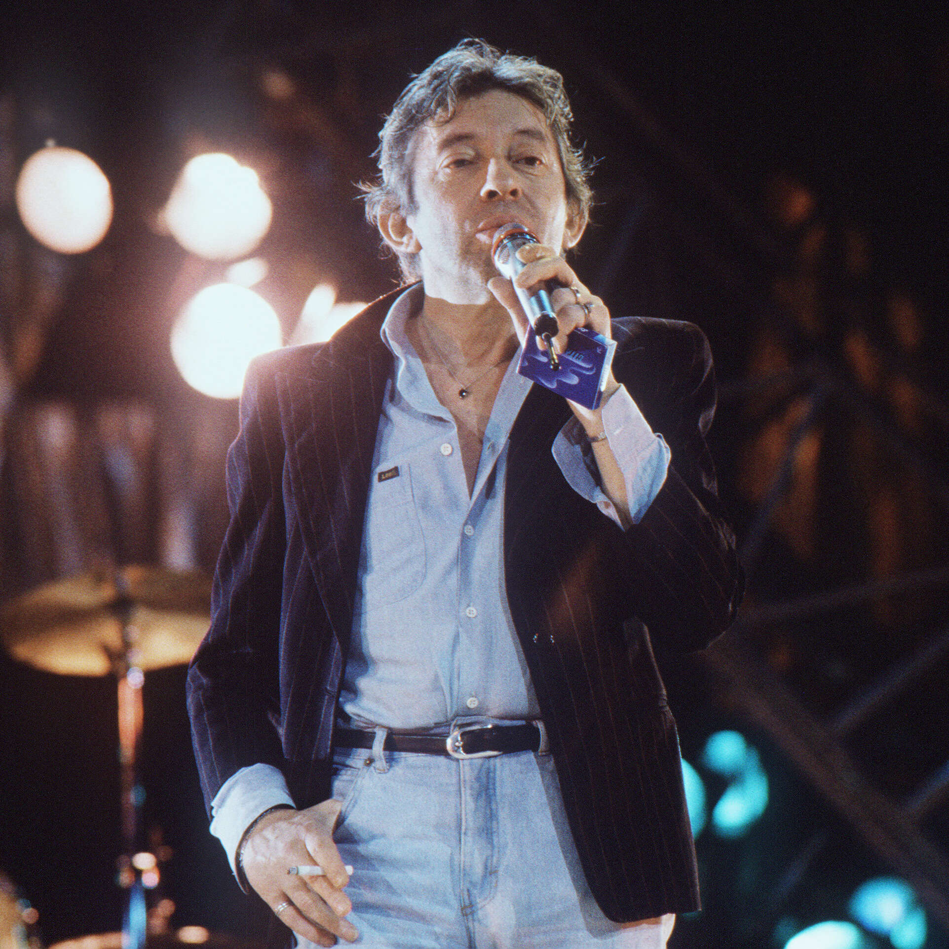 Le chanteur français Serge Gainsbourg chante lors du premier anniversaire de la chaine de télévision Canal Plus, le 04 Novembre 1985 à Paris. Lucien Ginsburg, né le 02 avril 1928 à Paris, connu sous le nom de Serge Gainsbourg, est chanteur, musicien, compositeur, poète, écrivain, acteur, réalisateur et peintre. (Photo by PASCAL GEORGE / AFP)