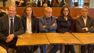 De gauche à droite : Jean-Christophe Cambadélis, Farida Belkhir, porte-parole du LAB, Laurent Joffrin, Rita Maalouf, ancienne dirigeante du PS, cofondatrice du LAB et Michel Destot
