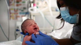 Le premier bébé « PMA pour toutes » est né le 27 août 2022 au CHU de Nantes. (Photo d’illustration : Une infirmière s’occupe d’un nouveau-né à la maternité d’un hôpital à Paris, le 29 juin 2022.)