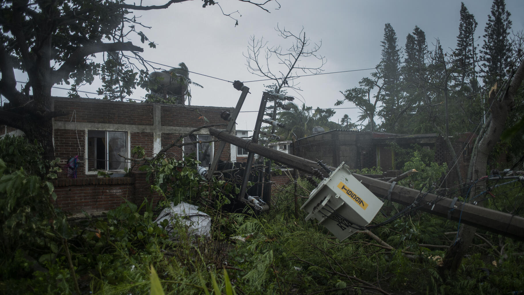Huracán Roslyn pasa a categoría 4 frente a costas de México