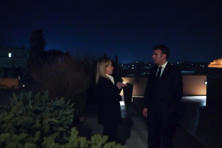 La poignée de mains entre Macron et Meloni ulcère la gauche