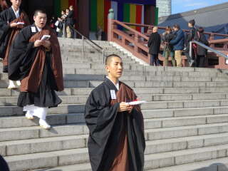 Kodo Nishimura lors de sa formation pour devenir moine bouddhiste.