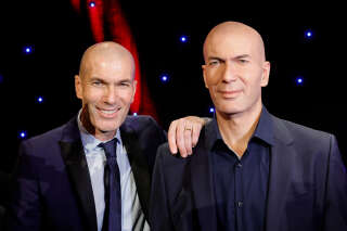 French former forward football player Zinedine Zidane poses next to his new wax statue at the Musee Grevin in Paris, on October 24, 2022. (Photo by Geoffroy Van der Hasselt / AFP)