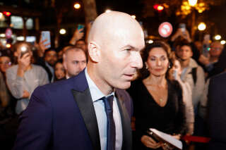 French former forward football player Zinedine Zidane arrives to unveil his new wax statue at the Musee Grevin in Paris, on October 24, 2022. (Photo by Geoffroy Van der Hasselt / AFP)