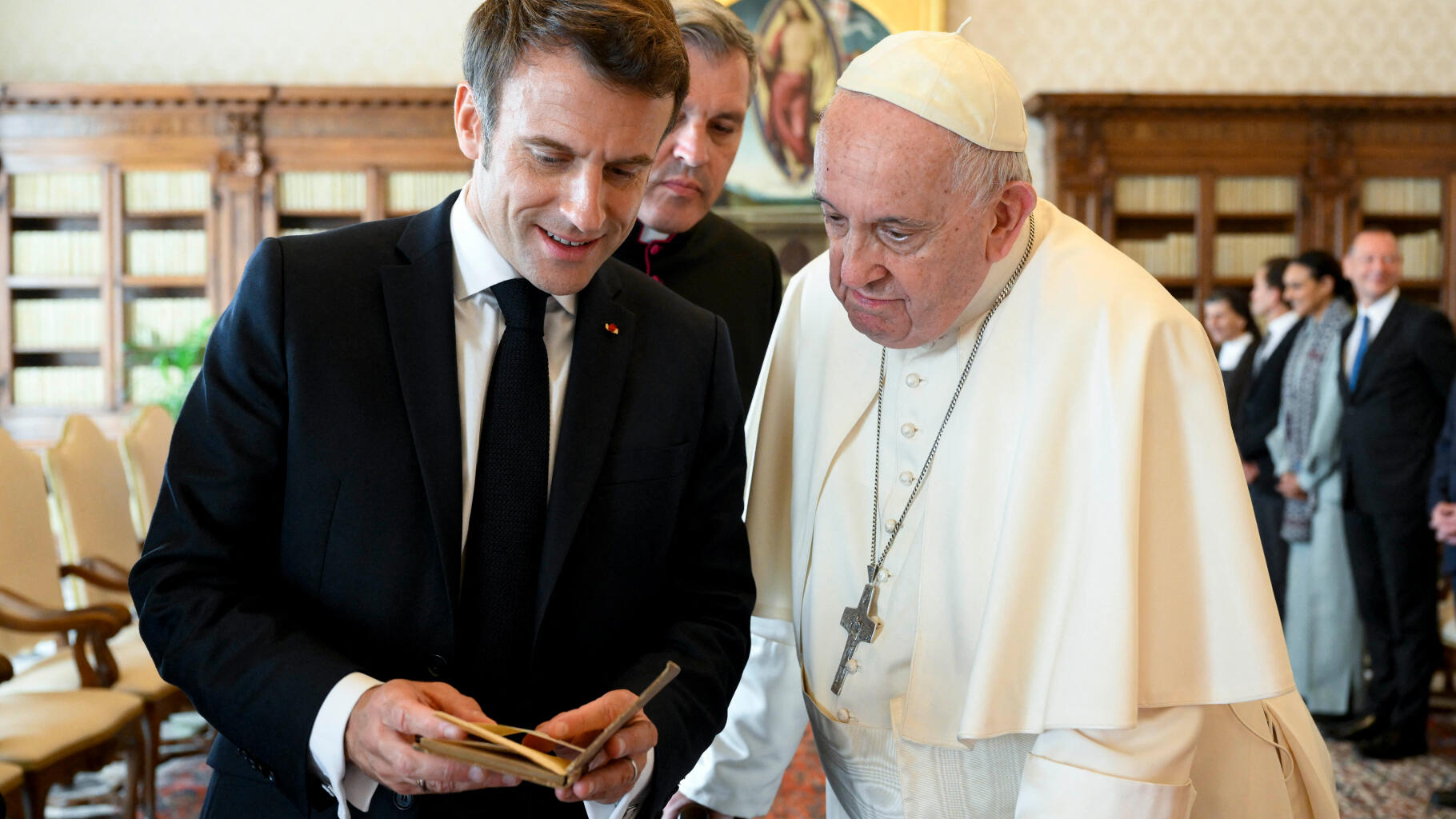 Książka, którą Macron podarował papieżowi, nie zadowoliła Polski