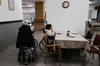 Residents are seen in an air-conditioned rooms in the retirement home (EHPAD) Le Sablonat in Bordeaux, southwestern France, on June 16, 2022 during a heat wave in France. - The Gironde department has been placed on red heat wave alert since early afternoon, as France is currently experiencing a period of high heat. (Photo by Thibaud MORITZ / AFP)