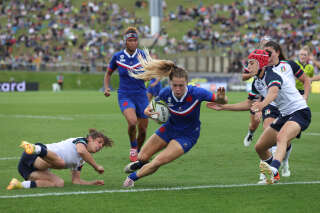 France's Joanna Grisez (C) scores a try during the New Zealand 2021 Women’s Rugby World Cup quarter-final match between France and Italy at the Northland Events Centre in Whangarei on October 29, 2022. (Photo by MICHAEL BRADLEY / AFP)