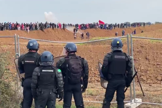 Contre la « bassine » de Sainte-Soline, face-à-face entre les manifestants et les gendarmes