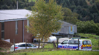 L’autopsie du corps de Justine Vayrac, la jeune femme de 20 ans retrouvée morte le 27 octobre en Corrèze, a révélé qu’elle avait reçu des coups avant d’être étranglée (Photo d’illustration : Une voiture de police est garée devant une ferme à Beynat, dans le sud-ouest de la France, le 27 octobre 2022).