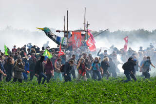 Des activites à Sainte-Soline dans les Deux-Sèvres protestent contre une bassine destinée à irriguer les champs des agriculteurs.