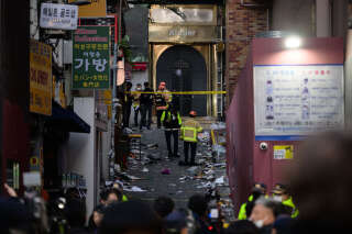 EDITORS NOTE: Graphic content / Emergency service personnel are seen in the alley where a Halloween stampede took place late October 29, in the neighbourhood of Itaewon in Seoul on October 30, 2022. - At least 149 people were killed and scores more were injured in a stampede at a packed Halloween event in central Seoul late on October 29, officials said, in one of South Korea's worst peacetime accidents. (Photo by ANTHONY WALLACE / AFP)